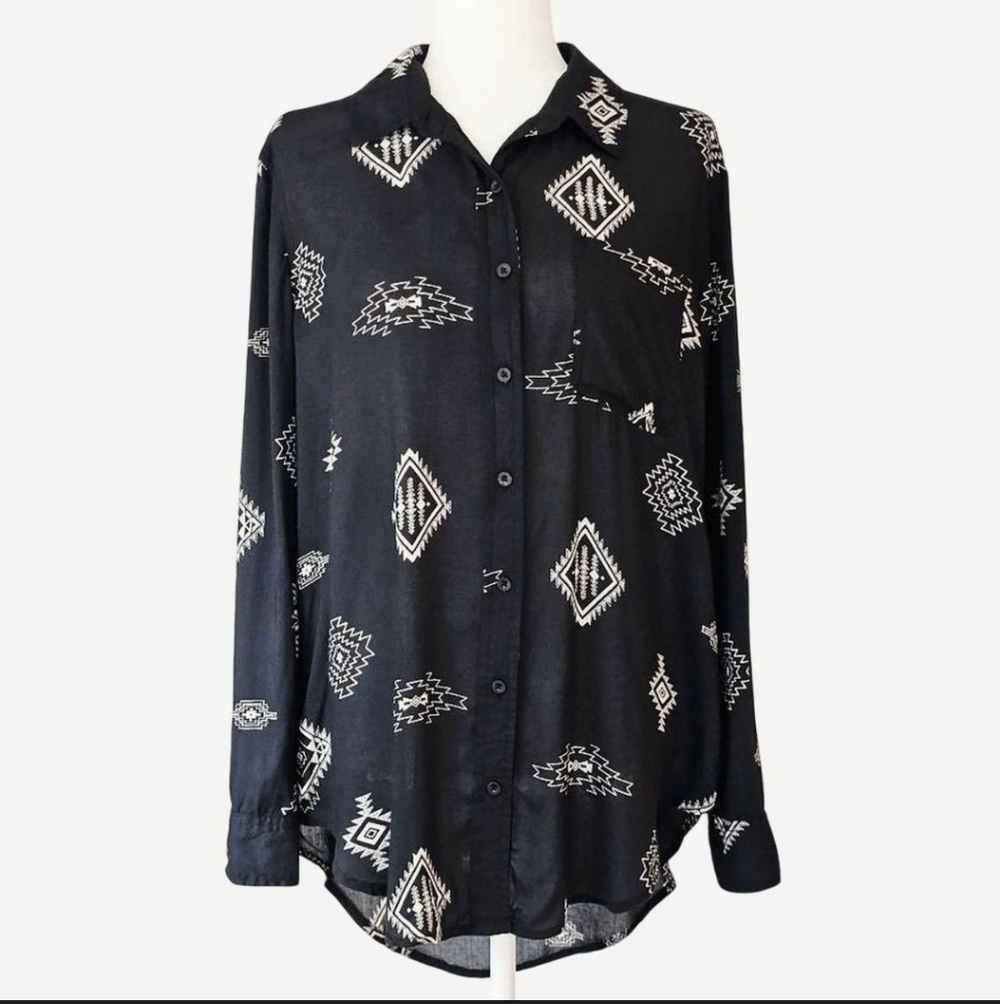 EMPYRE size M Women's Black And‎ White Aztec Print Long-Sleeve Button Down Shirt